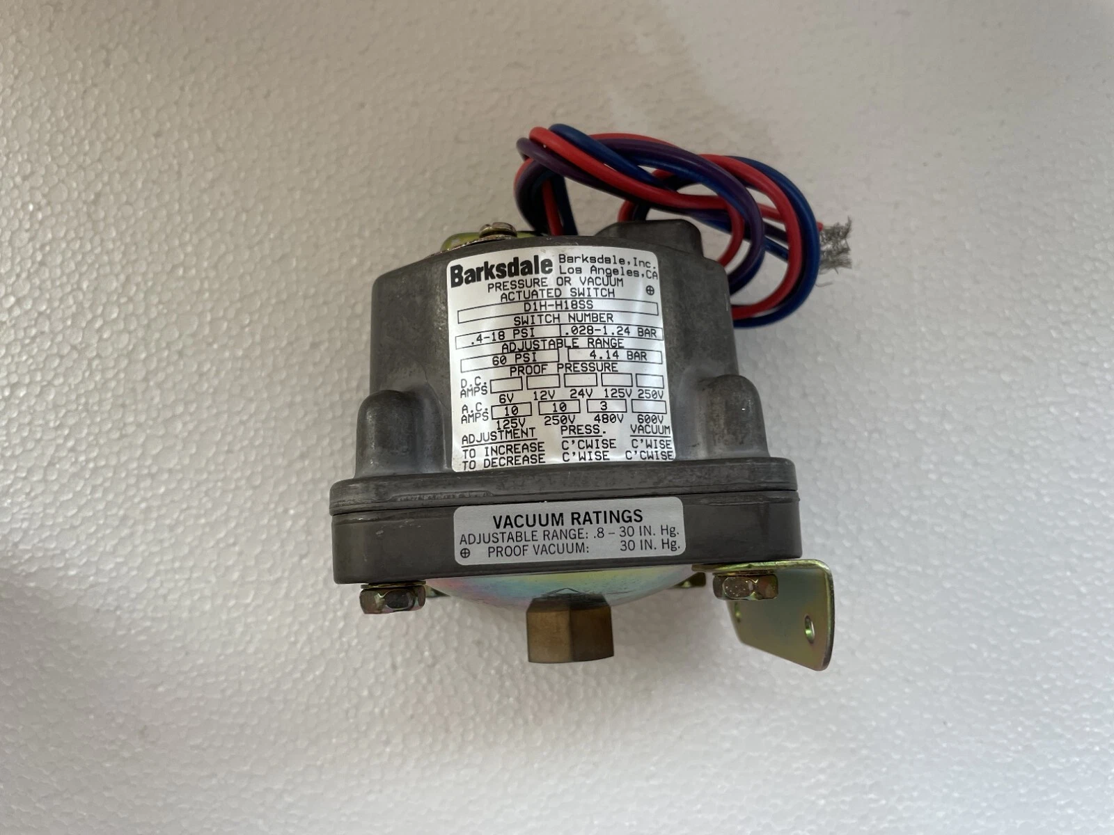 Barksdale D1H-H18S Pressure or Vacuum Actuated Switch Type D1H-H18SS Switch *New